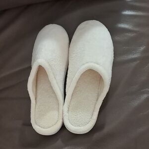 isotoner Women's Fleece Slip-On Slippers in Cream